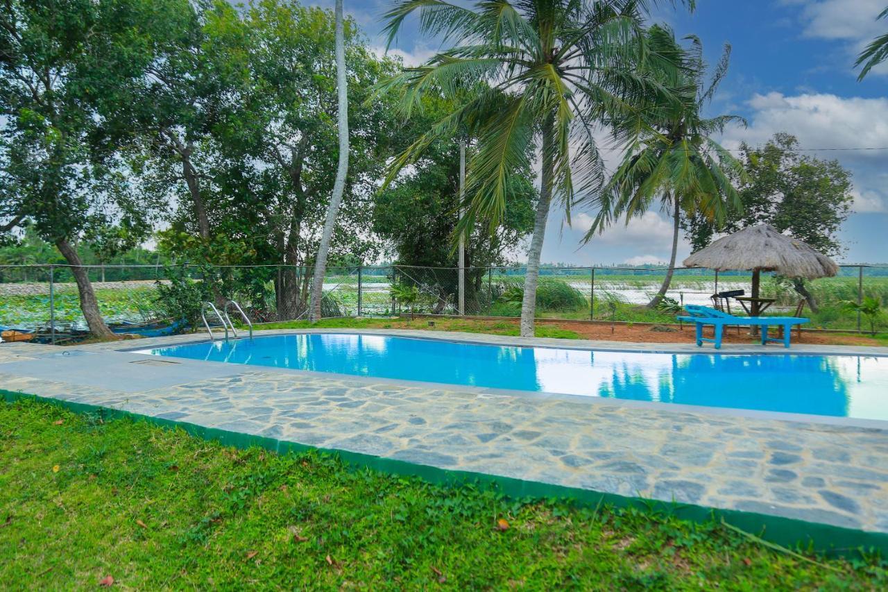 טיסמהרמה Lake Edge Holiday Inn מראה חיצוני תמונה