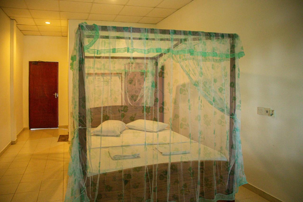 טיסמהרמה Lake Edge Holiday Inn מראה חיצוני תמונה