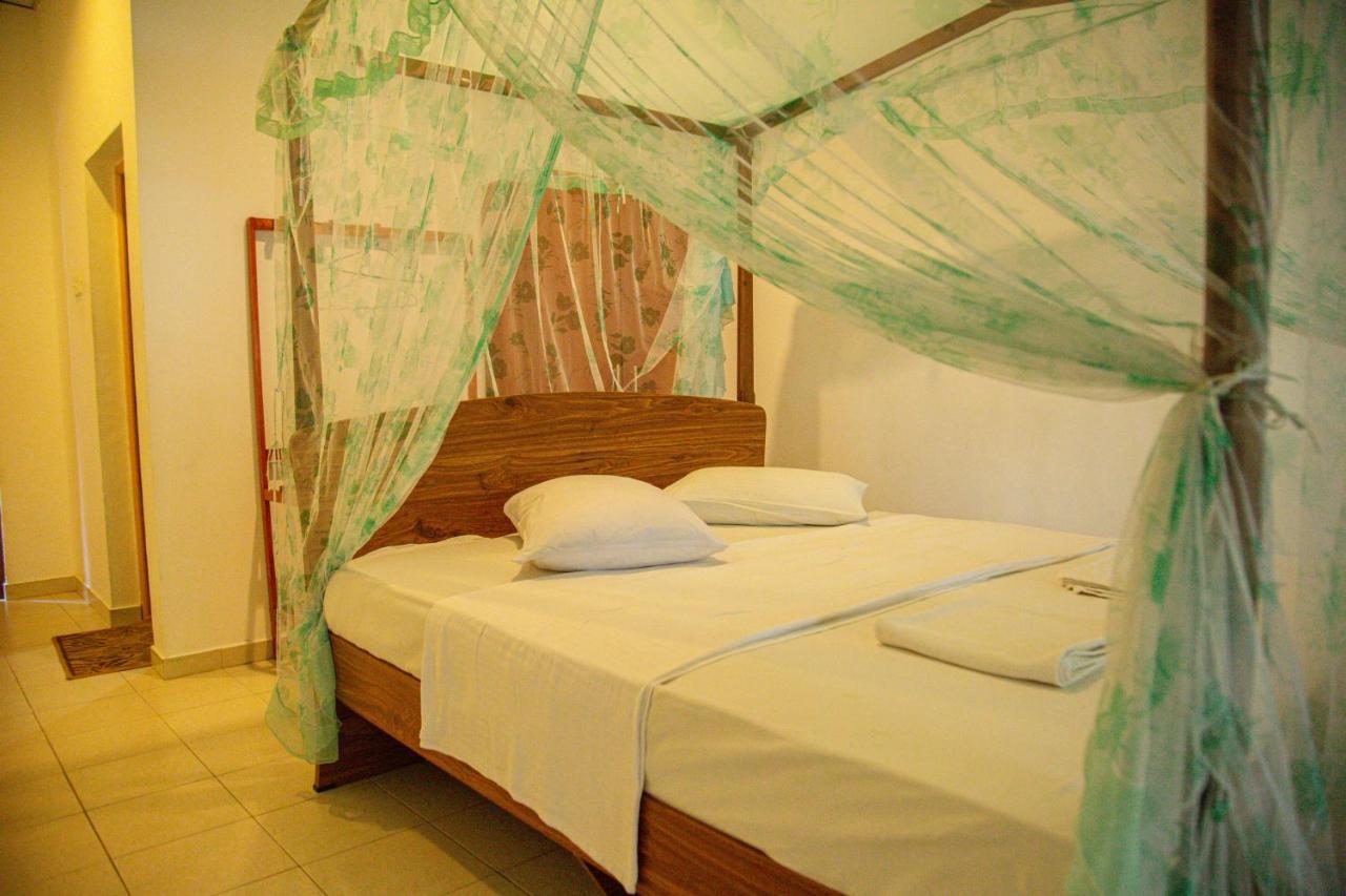 טיסמהרמה Lake Edge Holiday Inn מראה חיצוני תמונה