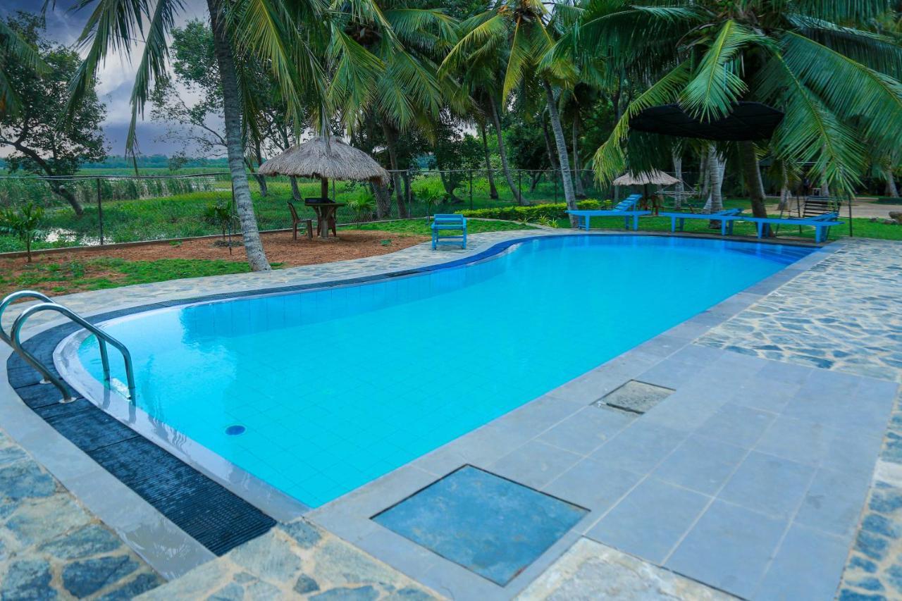 טיסמהרמה Lake Edge Holiday Inn מראה חיצוני תמונה