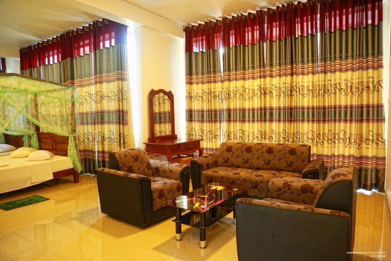 טיסמהרמה Lake Edge Holiday Inn מראה חיצוני תמונה