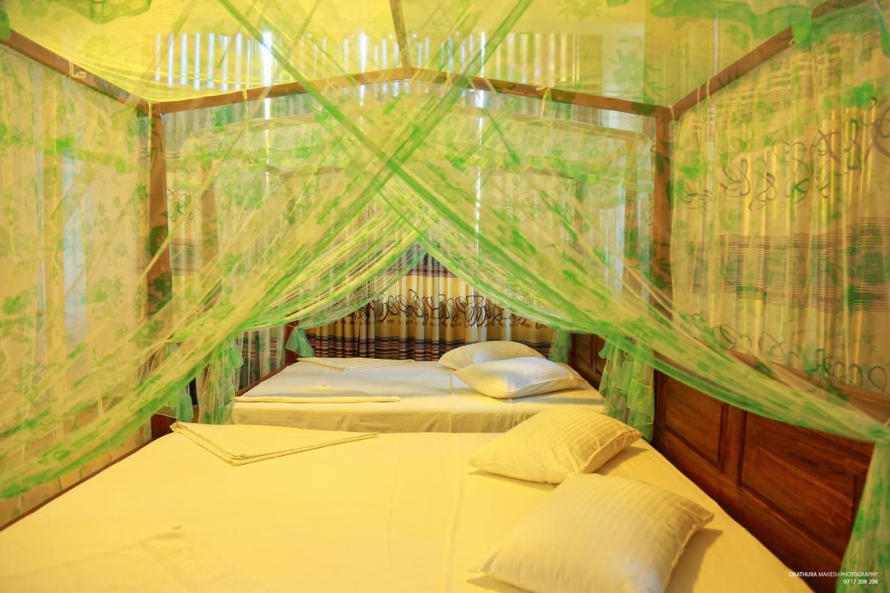 טיסמהרמה Lake Edge Holiday Inn מראה חיצוני תמונה