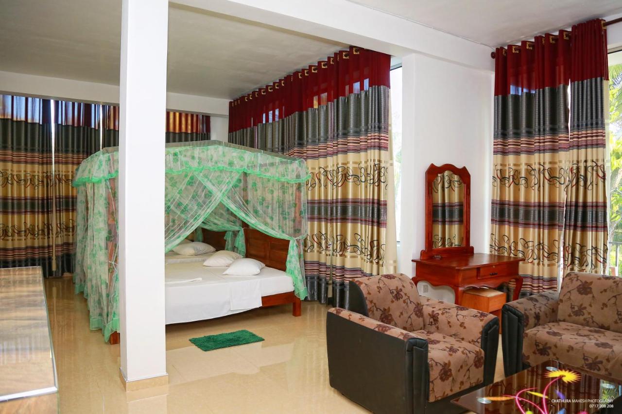 טיסמהרמה Lake Edge Holiday Inn מראה חיצוני תמונה