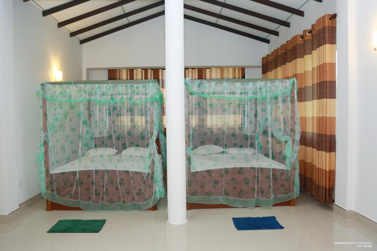 טיסמהרמה Lake Edge Holiday Inn מראה חיצוני תמונה