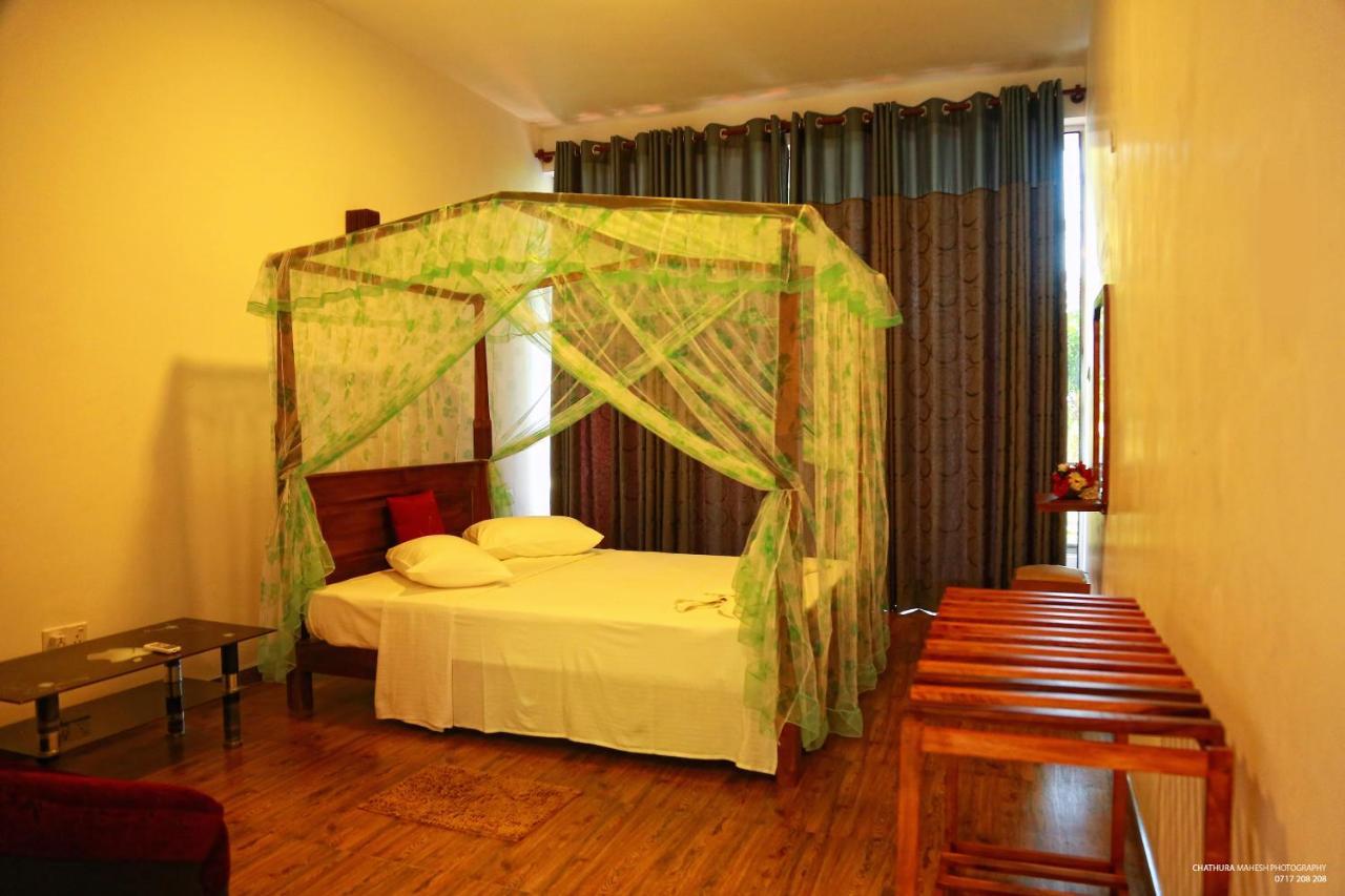 טיסמהרמה Lake Edge Holiday Inn מראה חיצוני תמונה