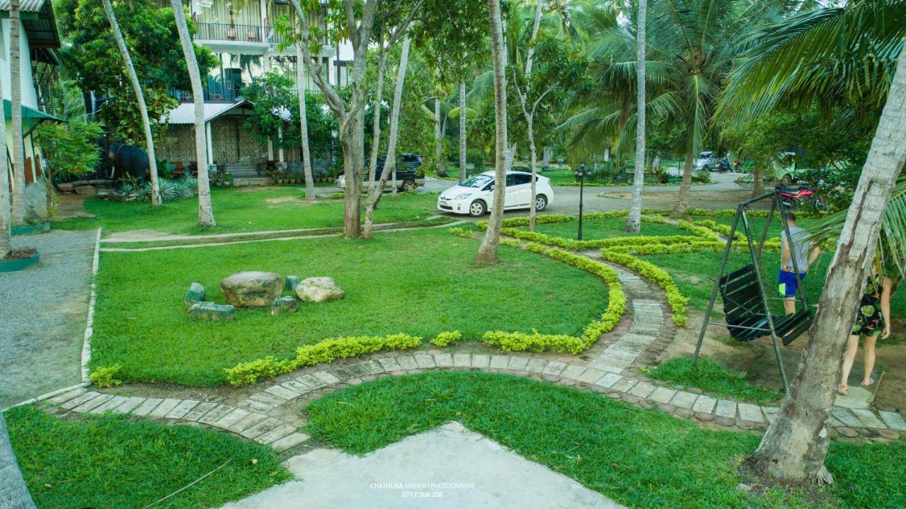 טיסמהרמה Lake Edge Holiday Inn מראה חיצוני תמונה